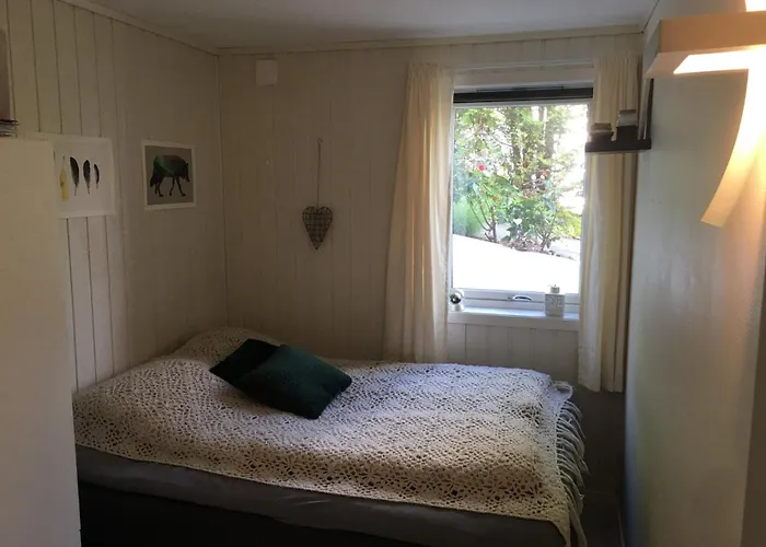 Apartment Solbakken, By The Sea In